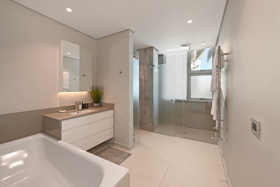 To Let 4 Bedroom Property for Rent in Green Point Western Cape